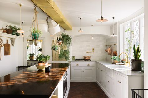 The cabinets are painted in our Damask shade, a cool off-white with ever so slight blue undertones. The island worktop is glossy oiled Iroko and the sink run is honed Carrara marble. We love the way they contrast and create a space that feels so Mediterranean and fresh. English Kitchens Design, Simple Cupboard, Earth Tones Kitchen, Classic English Kitchen, Shaker Kitchen Design, Devol Kitchens, Party Setup, English Kitchens, White Kitchen Design