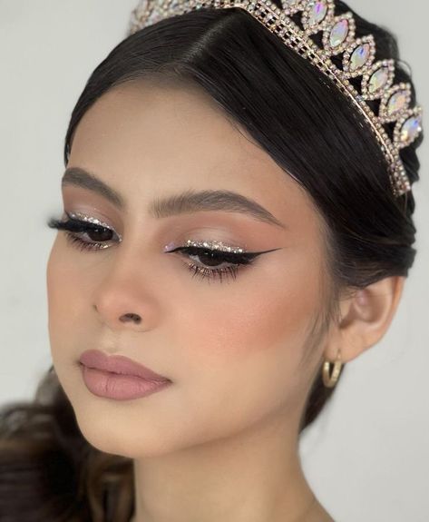 Dama Makeup Looks Quince Champagne, Sweet 16 Makeup, Cinderella Makeup, Quince Makeup, Make Up Color, Quinceanera Makeup, Purple Quince, Quinceanera Pink, Red Quince