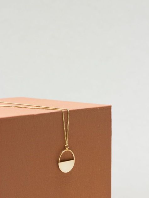 Photographing Jewelry, Jewellery Photography Inspiration, Jewelry Product Shots, Creative Jewelry Photography, Fine Gold Necklace, Jewelry Photography Styling, Gold Necklace Simple, Jewelry Photoshoot, Minimal Jewelry