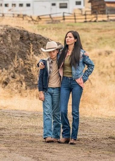 Beth Dutton Style, Yellowstone Outfits, Yellowstone Series, Outdoor Girls, Yellowstone Park, Looks Country, Ranch Wear, Jacob Black, Yellow Stone