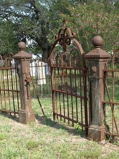 Tombstones Diy, Graveyard Fence, Cemetery Fence, Old Garden Gates, Halloween Headstone, Halloween Fence, Cemetery Gates, Halloween Cemetery, Old Gates