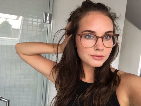 Brunette Glasses Aesthetic, Hot Glasses Look, Clear Brown Glasses, Brown Glasses Aesthetic, Glasses Inspo Round Face, Glasses Brown Hair, Light Brown Glasses, Brown Glasses Frames, Brunette Glasses