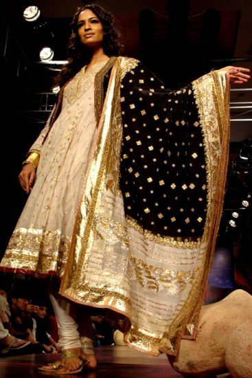 Ritu Kumar kickstarts second Kolkata Fashion Week - Rediff Getahead Pakistani Dresses, Ritu Kumar, Punjabi Salwar Suits, Punjabi Suit, Indian Couture, Indian Wedding Outfits, Desi Fashion, Western Dresses, Pakistani Fashion