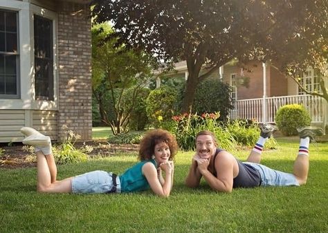 This Couple Did An '80s-Themed Photo Shoot For Their Anniversary, And It's Epic Silly Couple Photoshoot Poses, Cheesy Couple Pictures, Masterminds Photo Shoot, Cheesy Photoshoot, 80s Couple Photoshoot, Silly Engagement Photos, Awkward Photoshoot, Awkward Couple, 80s Photoshoot