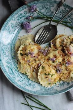 Tasty parcels of feta lemon and chive ravioli with browned butter and toasted breadcrumbs. Pasta Fatta In Casa, Think Food, Food Blogs, Ravioli, Pretty Food, Gnocchi, Pasta Dishes, Gravy, Lasagna