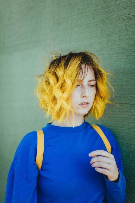 Tessa Violet Tessa Violet, Yellow Hair Color, Short Grunge Hair, Violet Hair, Punk Hair, Short Hair Color, Hair Color Blue, Yellow Hair, Hair Blog