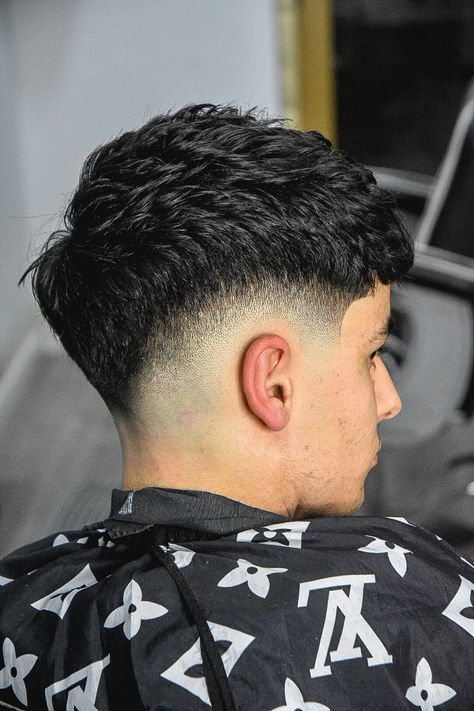 Mid Fade En V, Mid Fade, Cortes De Cabello, Low Fade, Crochet Aesthetic, Hair Cut, Barber Shop, New Hair, Hair Cuts