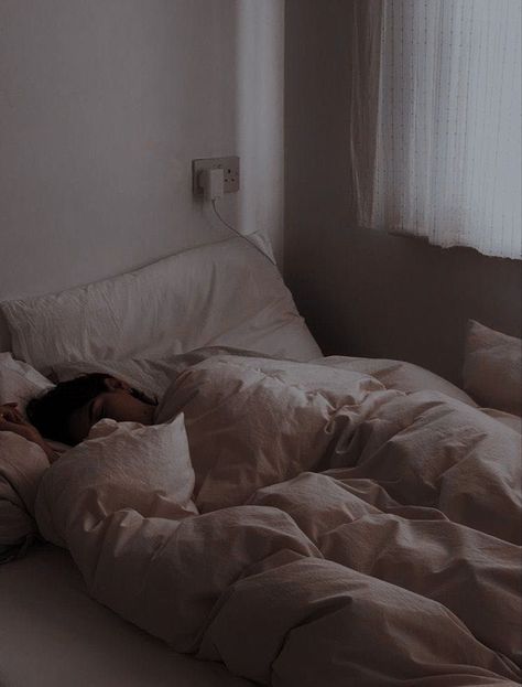 Sleep On Time Aesthetic, Cozy Sleeping Aesthetic, Cozy Sleep Aesthetic Night, Peaceful Sleep Aesthetic, Peaceful Night Aesthetic, Napping Aesthetic, Cozy Sleep Aesthetic, Female Aesthetic Faceless, Nap Aesthetic