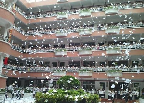 Students of a high school tear up their textbooks before Gaokao. A total of 9.42 million students will sit for the 2015 national college entrance exam that kicks off on Sunday. People's Daily, China. Asian Students Aesthetic, Gaokao Study, School Students Pic, China High School, Japanese Middle School, Ann Liang, China School, China Study, Boarding School Aesthetic