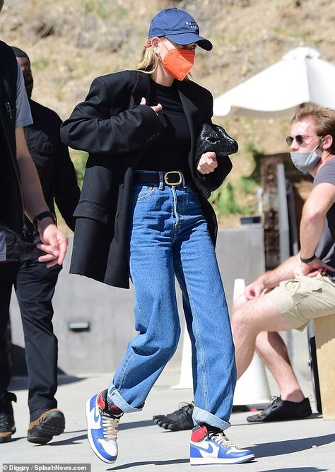 Hailey Bieber Sneaker Style, Hailey Bieber Black Blazer, Hailey Bieber Sneakers, Hailey Bieber Blazer Outfit, Sneaker Style Women, Blazer Hailey Bieber, Hailey Bieber Style Casual, Business Casual With Sneakers, Hailey Bieber Blazer