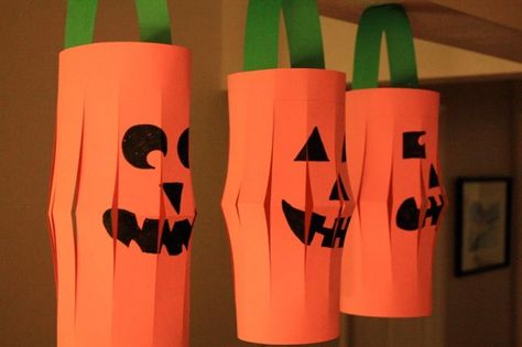 Pumpkin paper lanterns Silly Vampire, Diy Halloween Gifts, Halloween Crafts Preschool, Lantern Craft, Halloween Craft Projects, Halloween Crafts For Toddlers, Construction Paper Crafts, Halloween Classroom, Fun Halloween Crafts