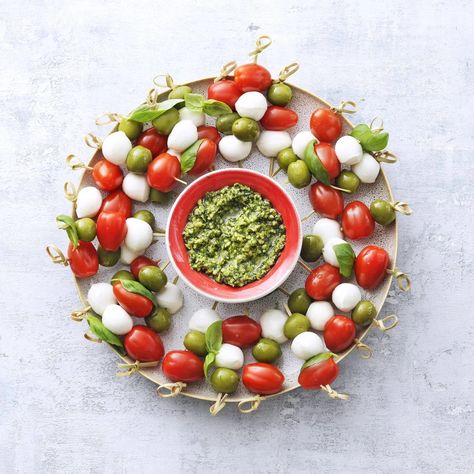 Caprese Wreath | Savory Caprese Wreath, Foods For Christmas, Chocolate Mousse Pie, Green Foods, Festive Appetizers, Classic Appetizers, Stop And Shop, Tomato Mozzarella, Snack Dip