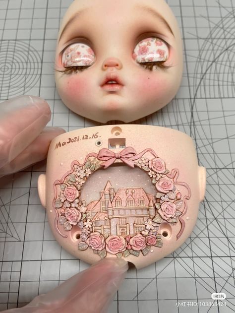 custom blythe doll Melanie Martinez Blythe Doll, Blythe Backplate Art, Blythe Doll Accessories, Unique Blythe Dolls, Blythe Hairstyle, Custom Pullip Dolls, Blythe Custom Doll, Creepy Blythe Dolls, Blythe Face Up