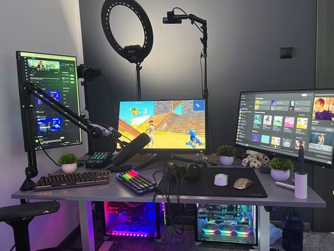 3 Monitor Setup, Gamer Setup Ideas, Gamer Room Design, Mens Bedroom Decor, Disney Room Decor, Gaming Desk Setup, Clean Desk, Computer Desk Setup, Streaming Setup