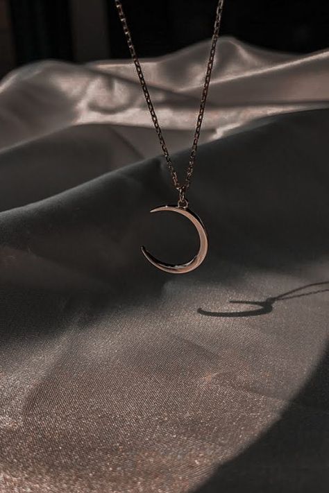 Aesthetic Pendent Necklace, Crescent Moon Necklace Aesthetic, Dark Academia Accessories Necklaces, Colar Aesthetic, Minimal Ornaments, Moon Necklace Aesthetic, Colares Aesthetic, Dark Academia Jewelry, Neck Pieces Jewelry