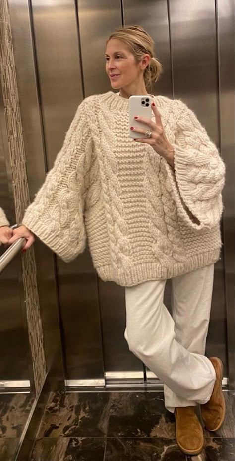 Comfy Cool Winter Outfits, White On White Outfit Winter, Cabin Holiday Outfit, Casual Winter City Outfit, Boho Outfits Aesthetic Winter, Cable Knit Sweaters Outfit, Big Knit Sweaters Outfits, Comfortable Modest Outfits, Winter Boat Ride Outfit