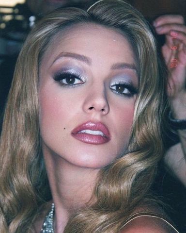 90’s Makeup, 2000s Makeup Looks, 90s Makeup Look, Y2k Makeup, 90s Makeup, Smink Inspiration, 2000s Aesthetic, Blue Eyeshadow, 90s Aesthetic