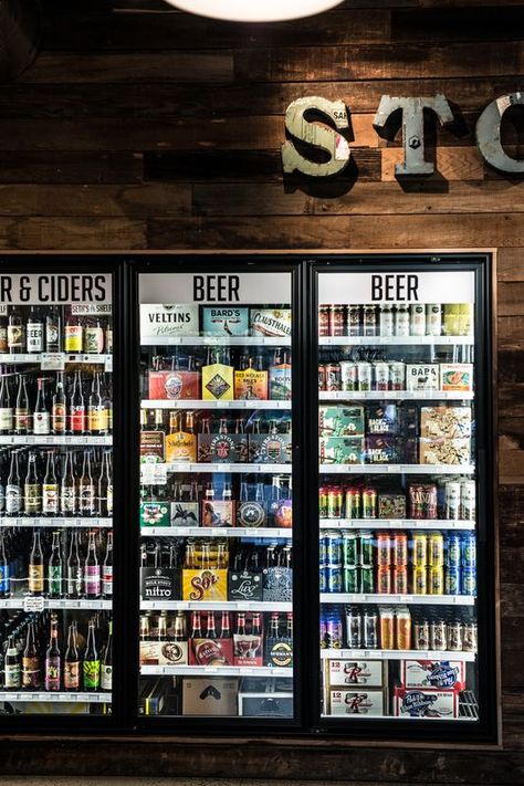 Small Liquor Store Design, Display Fridge, Liquor Store Ideas, Wine Store Design, Craft Beer Shop, Beer Display, Craft Beer Design, Store Display Design, Liquor Shop