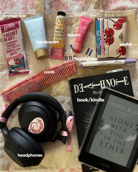 Kindle Bag, Itgirl Aesthetic, Kindle Aesthetic, Everyday Bag Essentials, What's In My Purse, Stylish School Bags, Backpack Essentials, School Bag Essentials, Makeup Bag Essentials