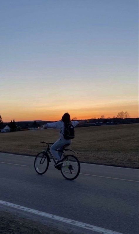 Bicycle Aesthetic, Vacation Outfits Women, Bike Aesthetic, Bike Photography, Beautiful Scenery Pictures, My Fantasy World, Summer Lookbook, Cool Pictures Of Nature, Summer Feeling