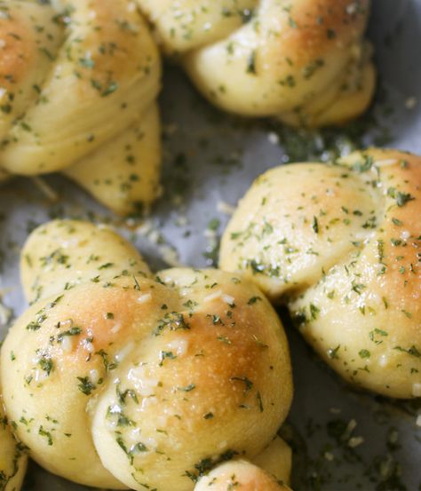 How to make easy garlic knots using a bread machine! - ourlittlebluehomestead.com Bread Maker Garlic Knots, Bread Machine Garlic Knots, Garlic Knot Bread, Bread Machine Garlic Bread, Bread Knots, Easy Garlic Knots, Homemade Garlic Knots, Garlic Knots Recipe, Homemade Garlic Bread