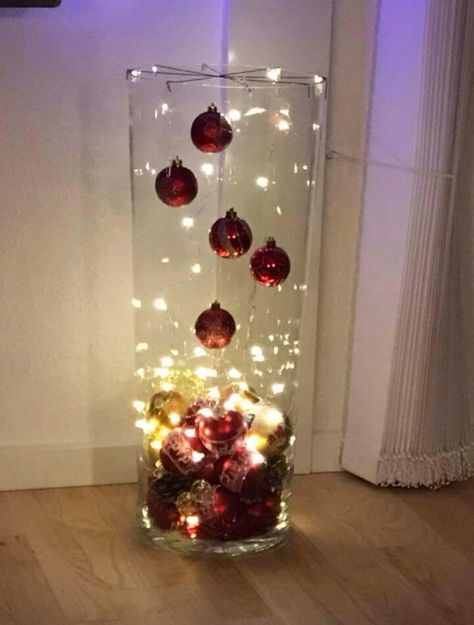 Christmas Vases, Easy Christmas Decorations, Christmas Lanterns, Holiday Crafts Christmas, Holiday Diy, Christmas Centerpieces, Christmas Table Decorations, Christmas Deco, Homemade Christmas