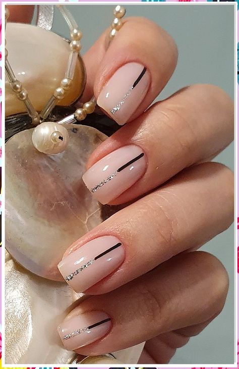 Looking for some festive nail art ideas to really make your holiday season special? Look no further than our top rated christmas nail art ideas! From snowflakes to Santas, we've got you covered. Unghie Sfumate, Work Nails, Her Nails, Black Nail, White Nail, Short Nail Designs, Neutral Nails, Dipped Nails, Classy Nails