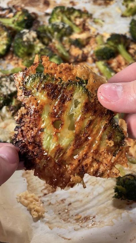 Broccoli Smash, Veggie Snack Recipes, Healthy Veggie Sides, Christmas Sides Dishes, Brócoli Recipes, Healthy Broccoli Recipes, Livingood Daily, Smashed Broccoli, Healthy Tasty Recipes