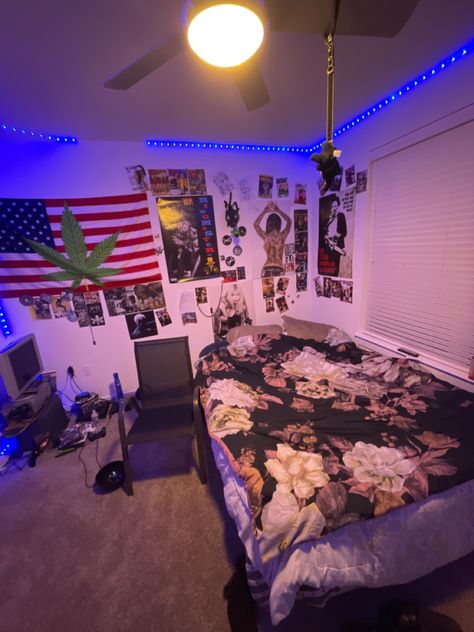 room of a early 2000s teenager. 2000s Teenage Room, Boy Bedroom Aesthetic, Early 2000s Room, 2000s Room, Teenager Bedroom Boy, Metal Room, Teen Boy Room, Planning Board, Teenage Room