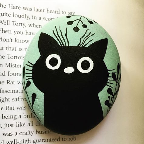 Black Cat Rock Painting, Rock Painting Ideas Cat, Cat Rock Art, Black Rock Painting Ideas, Painted Rocks Cats, Cat Rock Painting Ideas, Easy Stone Painting Ideas, Pebble Painting Ideas, Cat Rock Painting