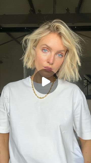 Polly Sayer on Instagram: "How to create a textured bob using @hershesons new Wand I’m not a fan of a bob that looks too ‘styled’ but I love the way this tool is the perfect size to create really natural, tousled waves.  I have naturally fine, straight hair but the wand is suitable for all hair types, thanks to a variety of heat modes (I love that I can style mine on 80 degrees, much kinder to my coloured hair!). It’s also super light and easy to use, I blimmin love it!!   I also used the Hershesons Zhoosh foam for extra volume, plus the Almost Everything cream to prime and smooth any frizz. Everything linked on stories 💙 ad" Polly Sayer Hair, How To Style A Short Bob Tutorials, Bob Volume Hair, Textured Bob Straight Hair, Blonde Bob With Money Piece, Textured Bob Blonde, Styling A Bob, Polly Sayer, Ways To Style A Bob