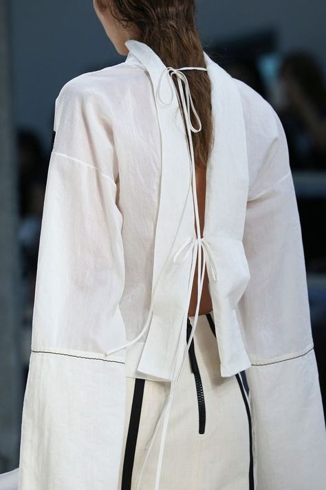 Trend: Tied Up 가을 패션, Yohji Yamamoto, Fashion Details, Moda Fashion, White Shirt, Capsule Wardrobe, Runway Fashion, The Back, High Fashion