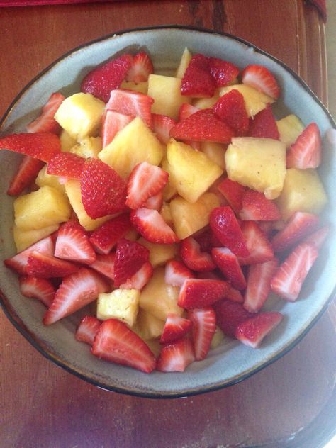 Strawberries And Pineapple, Balanced Diet Meal Plan, Pineapple And Strawberry, Pineapple Strawberry, Fresh Pineapple, Healthy Food Dishes, Healthy Food Motivation, Healthy Lifestyle Food, Healthy Foodie