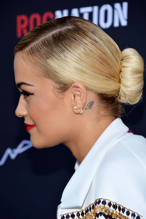 Rita Ora Rita Ora Tattoo, Tiny Tattoos For Women, Girl Neck Tattoos, Bauch Tattoos, Neck Tattoos Women, Tattoo Trend, Body Suit Tattoo, Initial Tattoo, Celebrity Tattoos