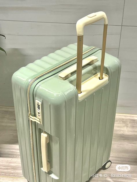 Cute Suitcases, Traveling Bag, Cute Luggage, Stylish Luggage, Airport Fits, Smart Home Design, Bag Suitcase, New York Apartment, Essential Bag