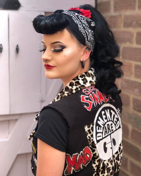 Psychobilly Hair, Gothabilly Fashion, Bumper Bangs, Psychobilly Fashion, Rockabilly Pinup, Betty And Veronica, Pin Up Outfits, Wearing All Black, Artist Outfit