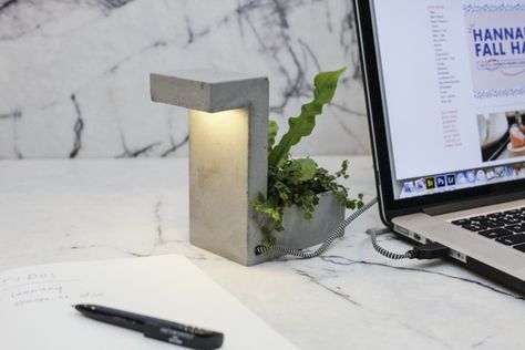 A Beautifully Brutalist Desk Lamp Concrete Desk, Desktop Planter, Lamp Planters, Decoration Beton, Concrete Light, Cement Diy, House Plant Pots, Concrete Lamp, Cement Art