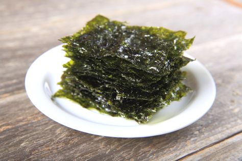 When eaten in moderation, dried seaweed provides many vitamins and minerals. Seaweed Wrap, Dried Seaweed, Keto Diet Snacks, Seaweed Snacks, Diet Snacks, Appetizer Salads, Food Source, Lunch Snacks, Keto Snacks