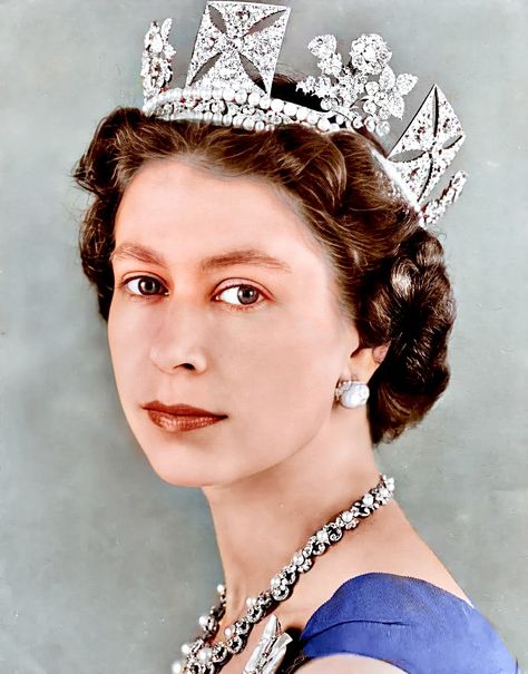 Elizabeth Ii Young, Queen Elizabeth Portrait, Princesa Margaret, Young Queen Elizabeth, Royal Family Portrait, Rainha Elizabeth Ii, Queen E, Elisabeth Ii, Royal Queen