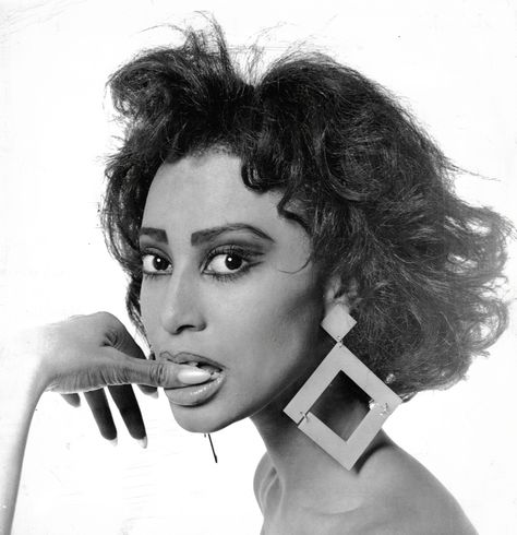 Donyale Luna. It is so disconcerting to me how little is actually known about her. Donyale Luna, Black Supermodels, Vintage Black Glamour, Richard Avedon, Black American, African American History, African American Women, Black Excellence, White Photo