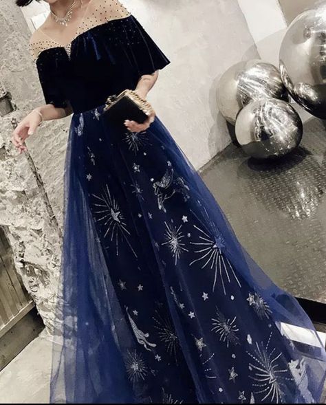 Black Snowflake Dress, Prom Night Theme, Celestial Outfit Aesthetic, Celestial Outfit, Star Prom Dress, Celestial Fashion, Themed Prom Dresses, Constellation Dress, Y2k Trashy