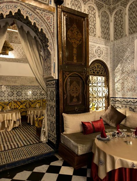 Moroccan People, Moroccan Houses, Morocco Aesthetic, Moroccan Interior Design, Moroccan Aesthetic, Moroccan Homes, Moroccan Women, Moroccan Interiors, Moroccan Culture