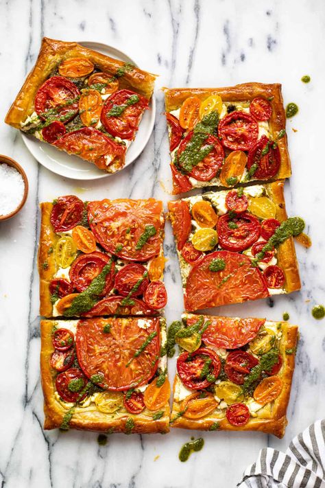 Puff Pastry And Tomatoe, Puff Pastry Tomato Tart Recipe, Tomato Puff Pastry Tart, Puff Pastry Tomato Tart, Rustic Tomato Tart, Summer Time Appetizers, Tomato Puff Pastry, Tomato Tart Puff Pastry, Tomato Tarts