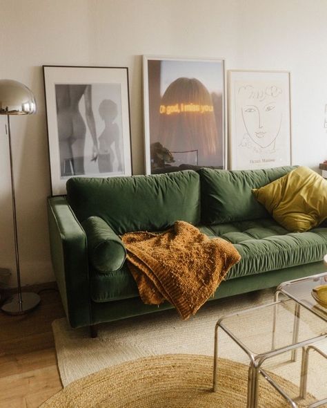 Green Couch, Velvet Couch, Green Sofa, Room Deco, House Room, Living Room Inspo, Green Wall, Apartment Living, 인테리어 디자인