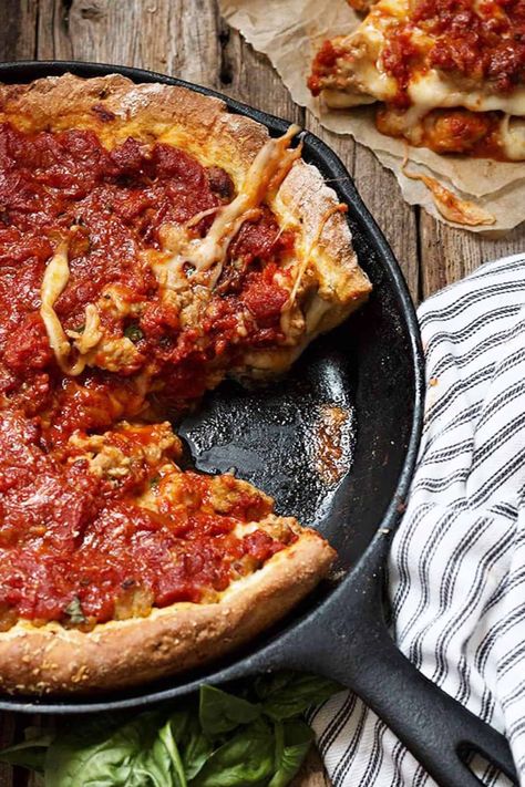 Cast Iron Skillet Recipes Dinner, Cast Iron Skillet Pizza, Chicago Style Deep Dish Pizza, Cast Iron Skillet Cooking, Deep Dish Pizza Recipe, Cast Iron Pizza, Chicago Deep Dish Pizza, Chicago Style Pizza, Iron Skillet Recipes