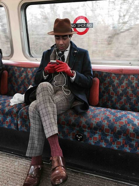 stylish A Man In A Suit, Der Gentleman, Man In A Suit, Dandy Style, Most Stylish Men, London Tube, Homburg, Stylish Man, Men With Street Style