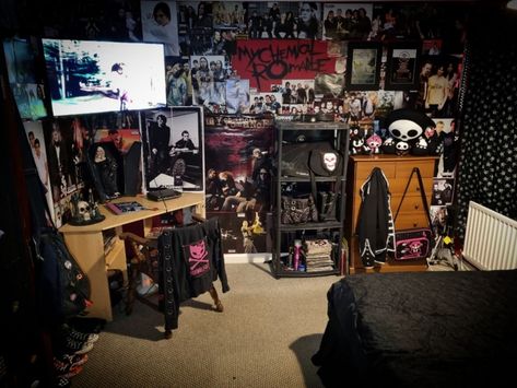 2000s Grunge Room, 2000s Older Brother Core Room, Punk Bedroom Aesthetic, Aesthetic Bedroom Inspirations, Metalhead Room, Emo Bedroom, Punk Bedroom, Emo Room, Punk Room