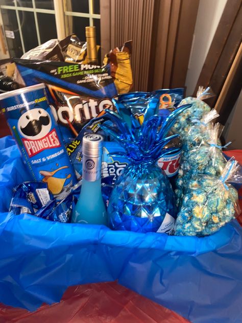 Color Food Basket Party, Color Themed Food Basket, Colored Basket Party, Color Party Blue Basket, Blue Party Tray Ideas, Color Snacks Party, Color Theme Party Trays, Colored Theme Party Baskets, Color Party Ideas For Adults Blue Basket