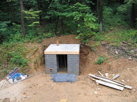 Series of project photos on Flickr, describing using 6" terra cotta pipe for roof vent and lower air intake on a new-built root cellar. Basement Food Storage, Root Cellar Plans, Food Storage Ideas, Rigid Foam Insulation, Root Cellar, Storm Shelter, Concrete Roof, Cold Storage, Reinforced Concrete