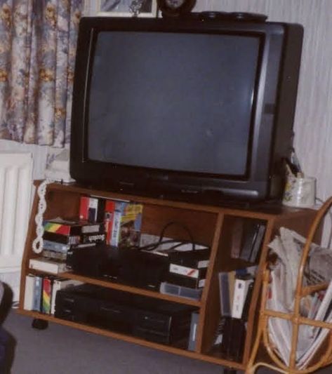 80s House Interior, 90s Living Room, 90s Interior, 90s House, 80s House, Crt Tv, Old Boxes, Satellite Tv, Old Tv